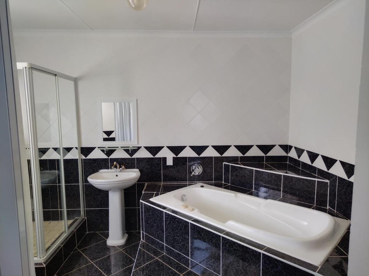 Blue Owl Guest House Мозел Бей Екстериор снимка